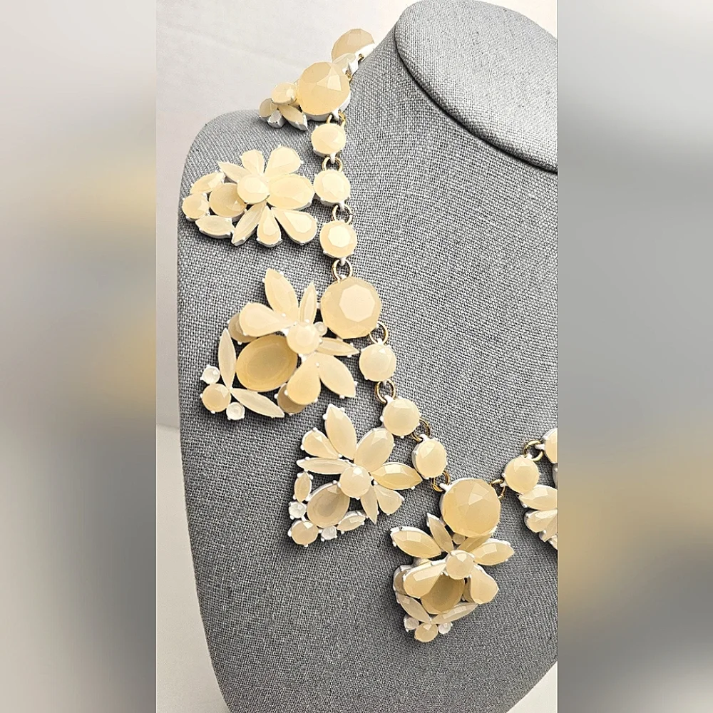 [J. CREW] Cream & White Fan Statement Necklace
